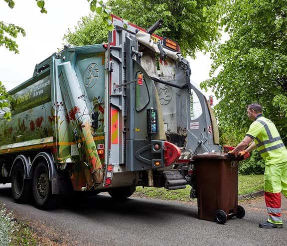 Waste collection lorry